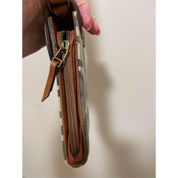 New Maurices Camo Crossbody Bag - Picture 4 of 6